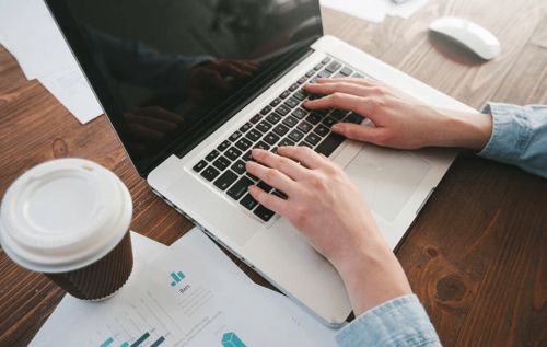 駐場開發(fā)與軟件外包 深度解析兩種合作模式的核心差異